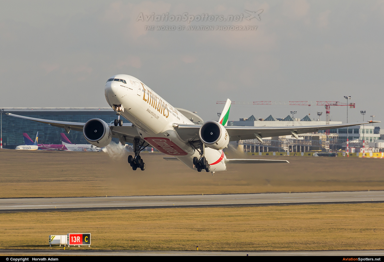 Emirates Airlines  -  777-300ER  (A6-EGV) By Horvath Adam (odin7602)