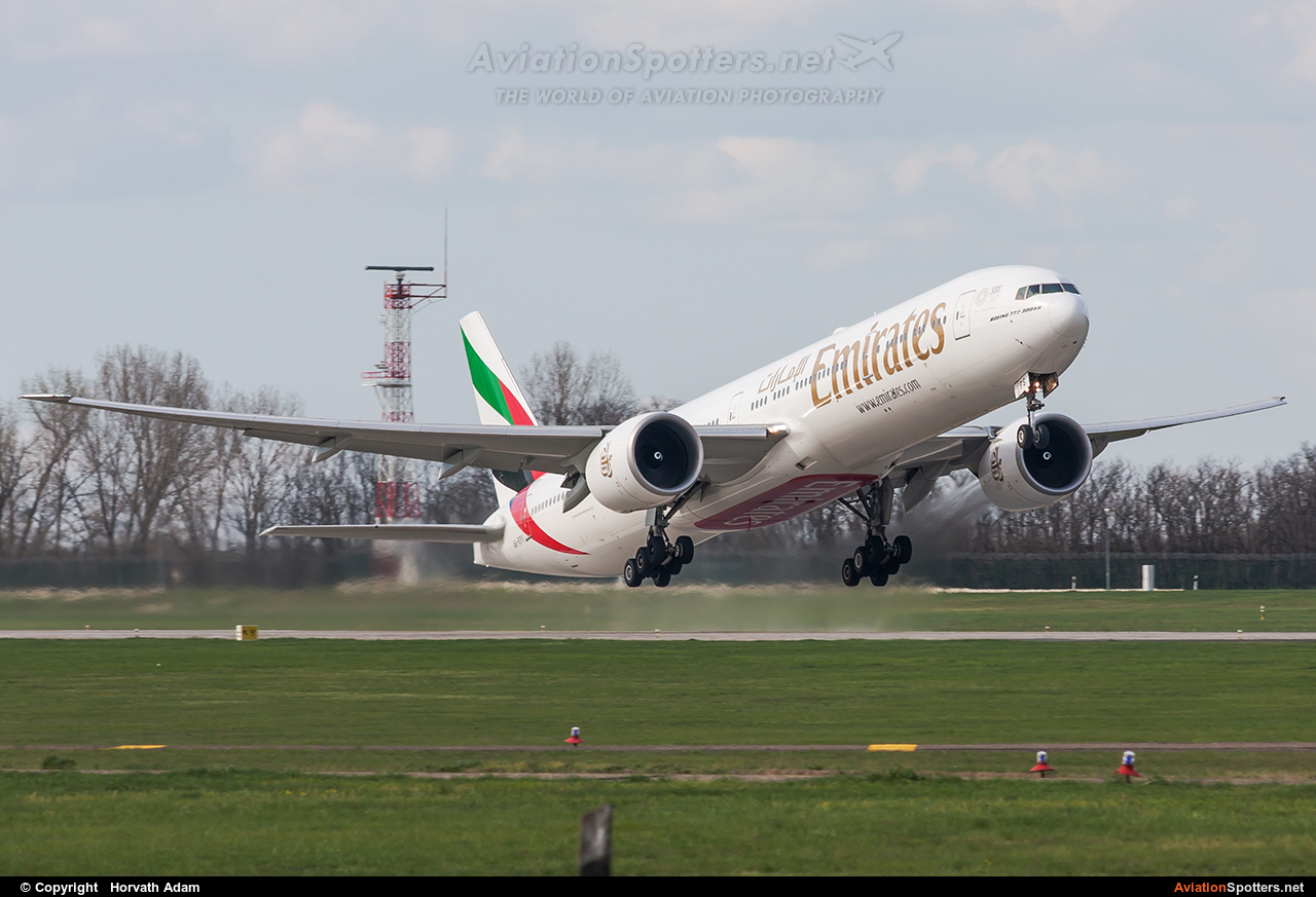Emirates Airlines  -  777-300ER  (A6-EPS) By Horvath Adam (odin7602)