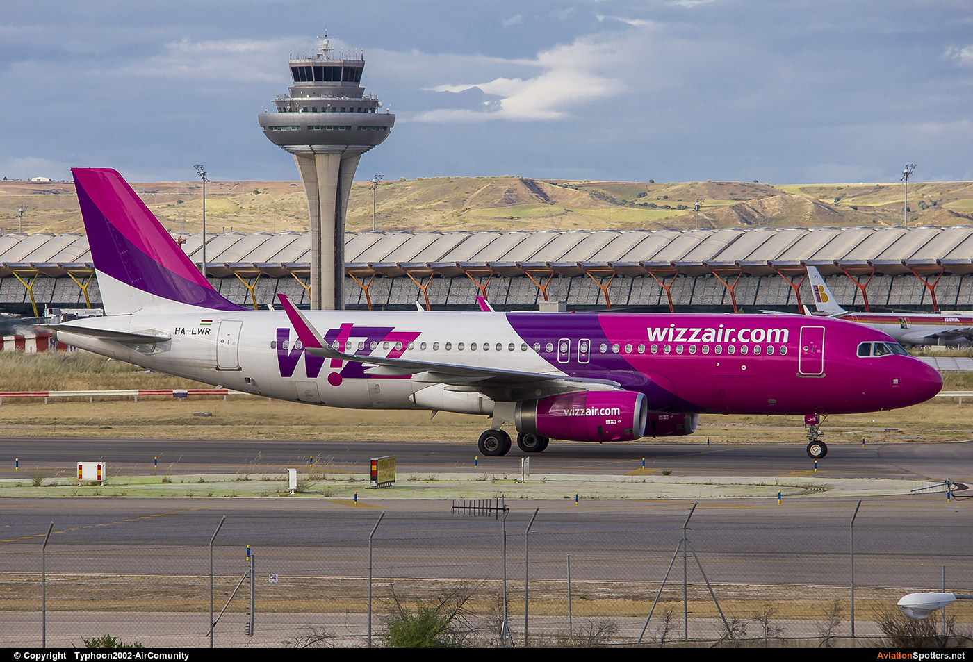 Wizz Air  -  A320-232  (HA-LWR) By Typhoon2002-AirComunity (AirComunity)