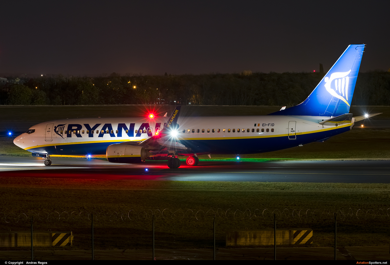 Ryanair  -  737-8AS  (EI-FID) By Andras Regos (regos)