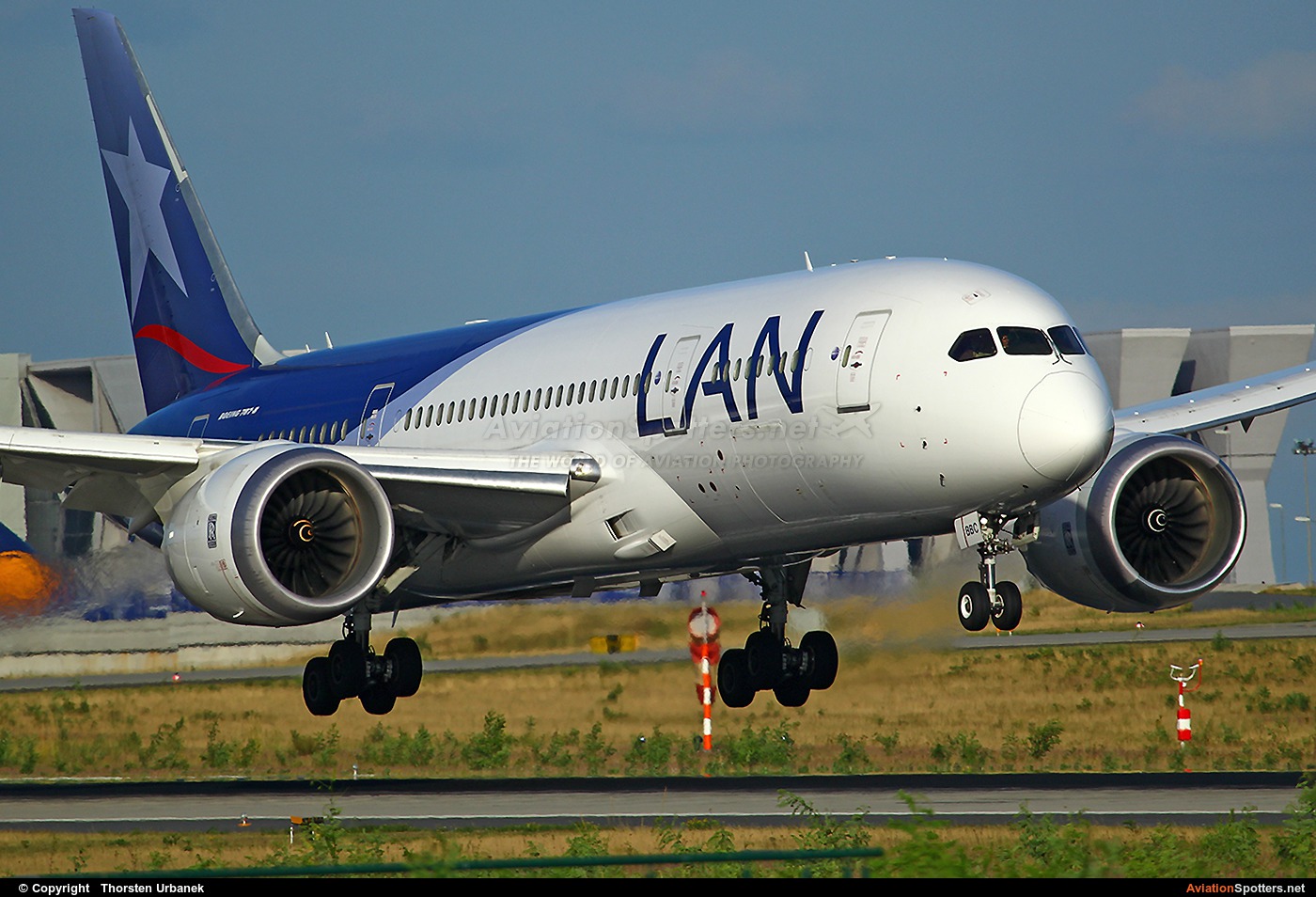 LAN Airlines  -  787-8 Dreamliner  (CC-BBC) By Thorsten Urbanek (toto1973)