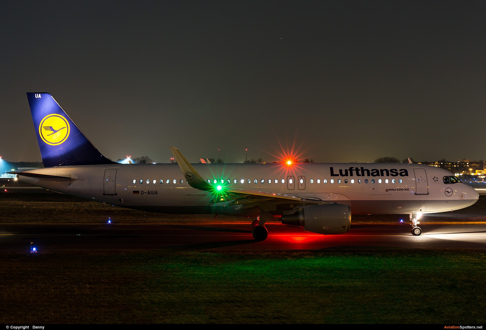 Lufthansa  -  A320-214  (D-AIUA) By Danny (Digdis)