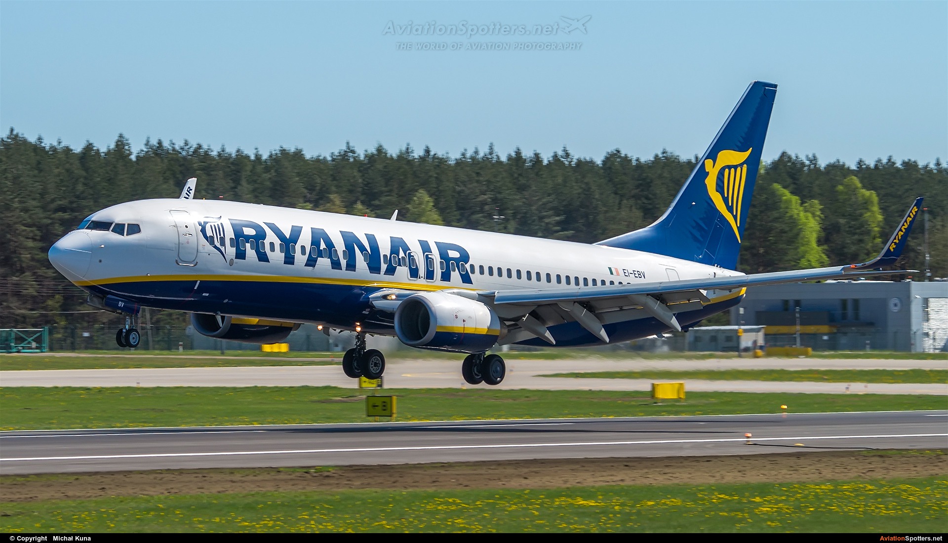 Ryanair  -  737-8AS  (EI-EBV) By Michał Kuna (big)