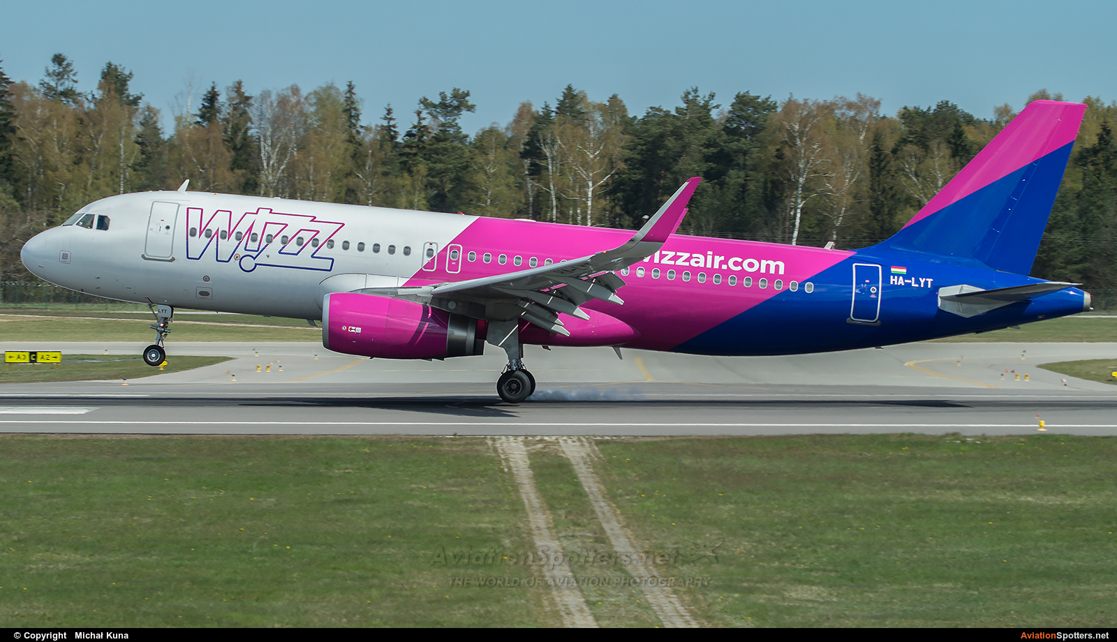 Wizz Air  -  A320-232  (HA-LYT) By Michał Kuna (big)