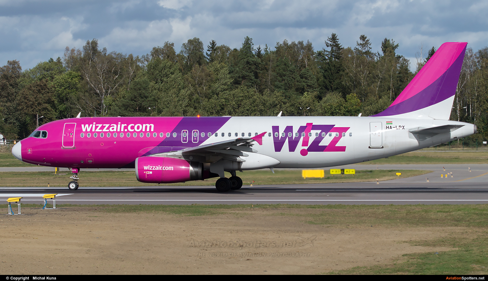 Wizz Air  -  A320  (HA-LPX) By Michał Kuna (big)