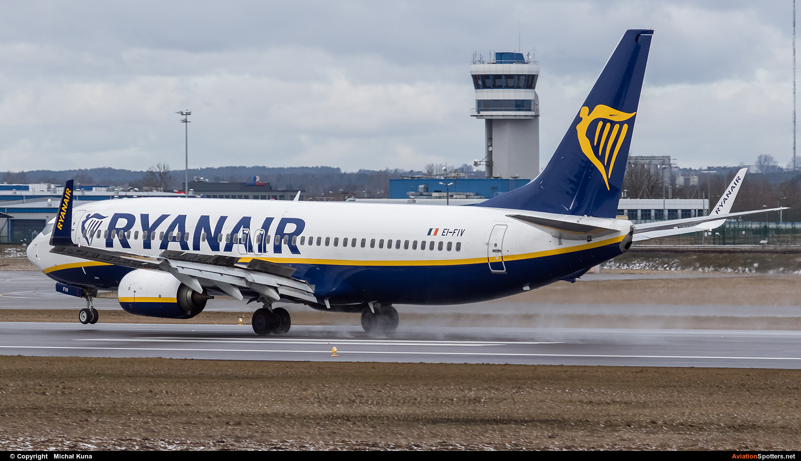 Ryanair  -  737-800  (EI-FIV) By Michał Kuna (big)