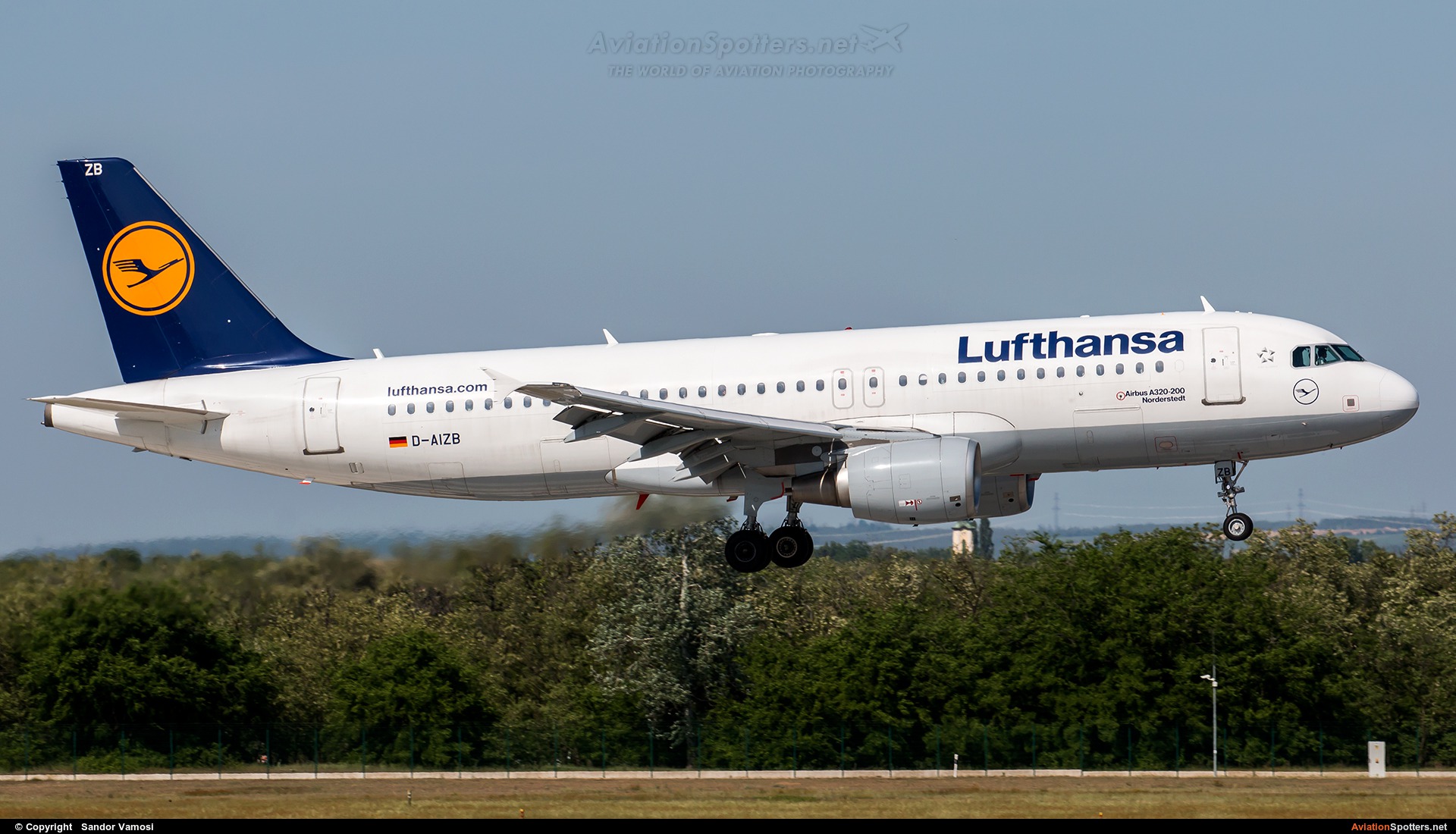 Lufthansa  -  A320-214  (D-AIZB) By Sandor Vamosi (ALEX67)