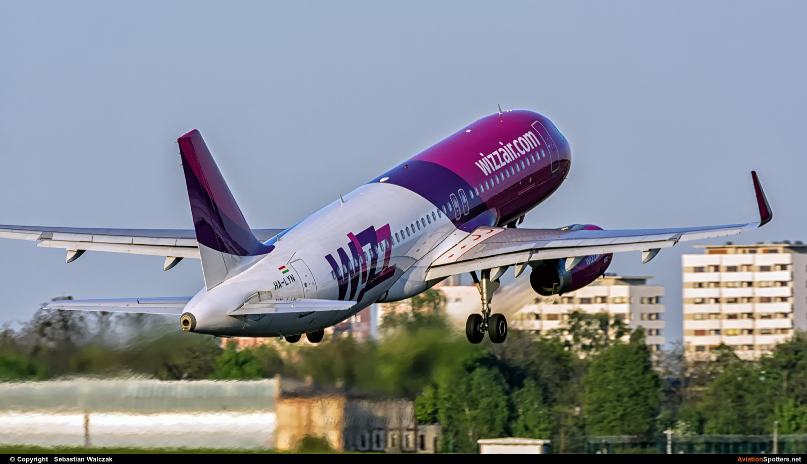 Wizz Air  -  A320-232  (HA-LYN) By Sebastian Walczak (Strange)