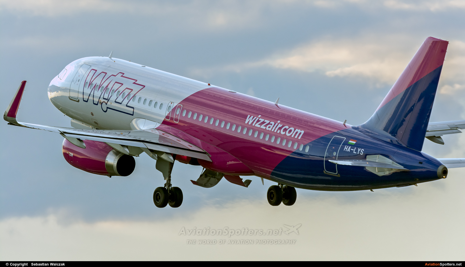 Wizz Air  -  A320-232  (HA-LYS) By Sebastian Walczak (Strange)