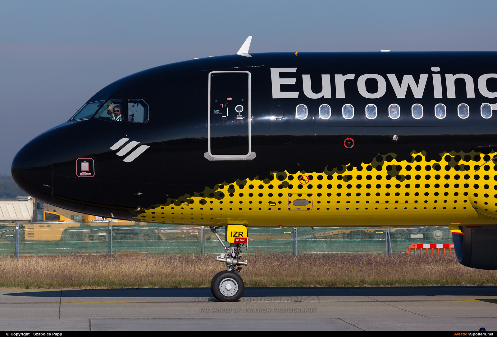 Eurowings  -  A320-214  (D-AIZR) By Szabolcs Papp (mr.szabi)