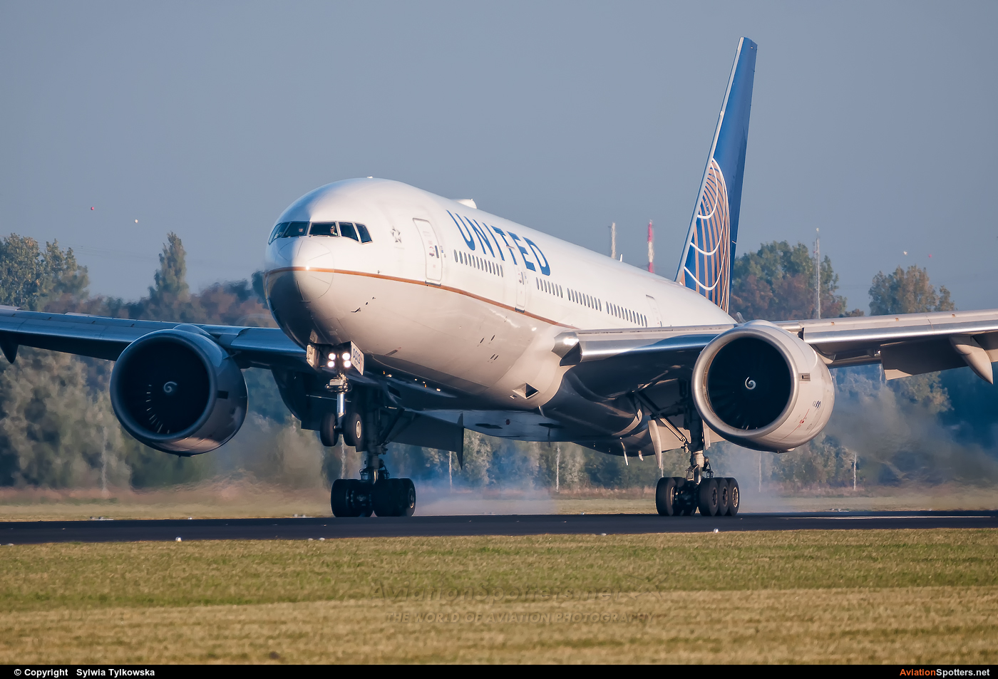 United Airlines  -  777-200ER  (N77012) By Sylwia Tylkowska (aviro)