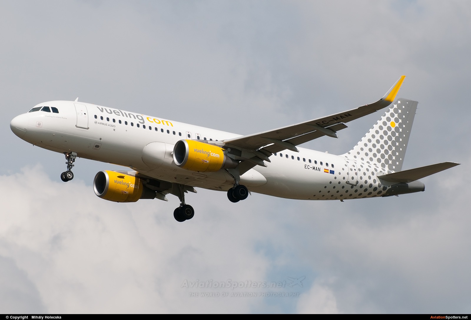 Vueling Airlines  -  A320  (EC-MAN) By Mihály Holecska (Misixx)