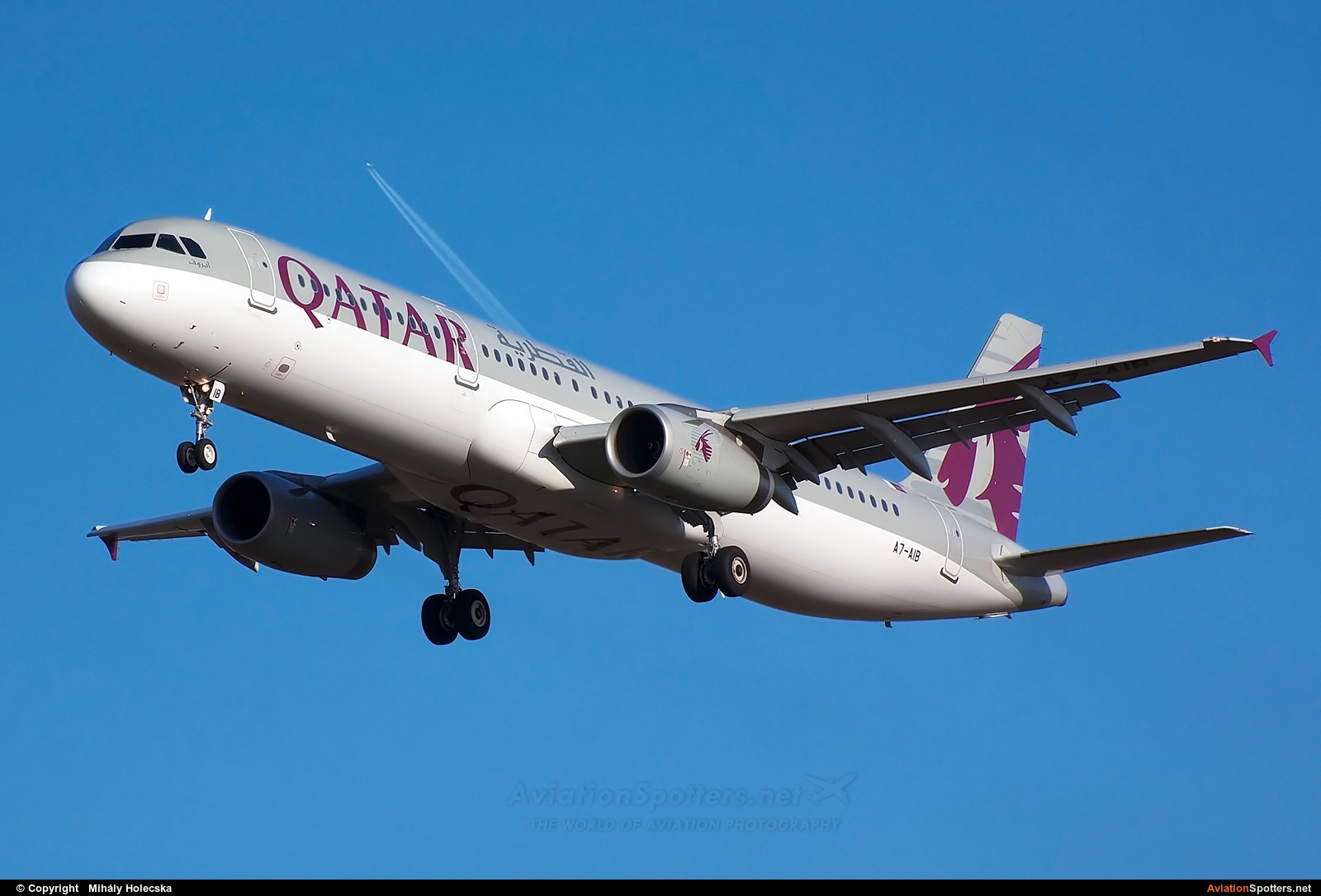 Qatar Airways  -  A321  (A7-AIB) By Mihály Holecska (Misixx)