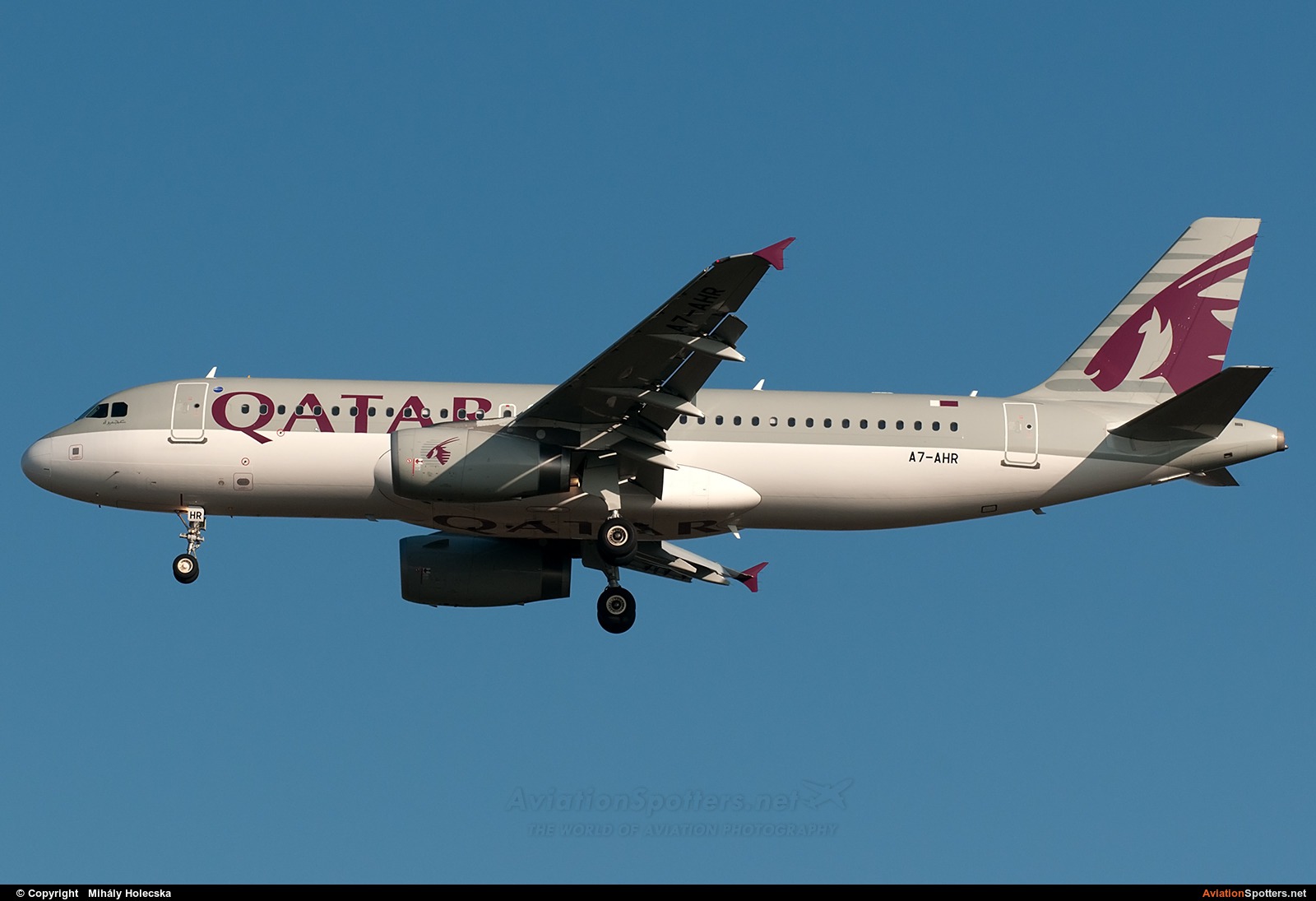 Qatar Airways  -  A320-232  (A7-AHR) By Mihály Holecska (Misixx)