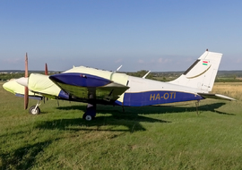 Piper - PA-34 Seneca (HA-OTI) - ptolnai