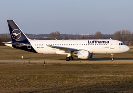Airbus - A320-211 (D-AIQS) - ptolnai