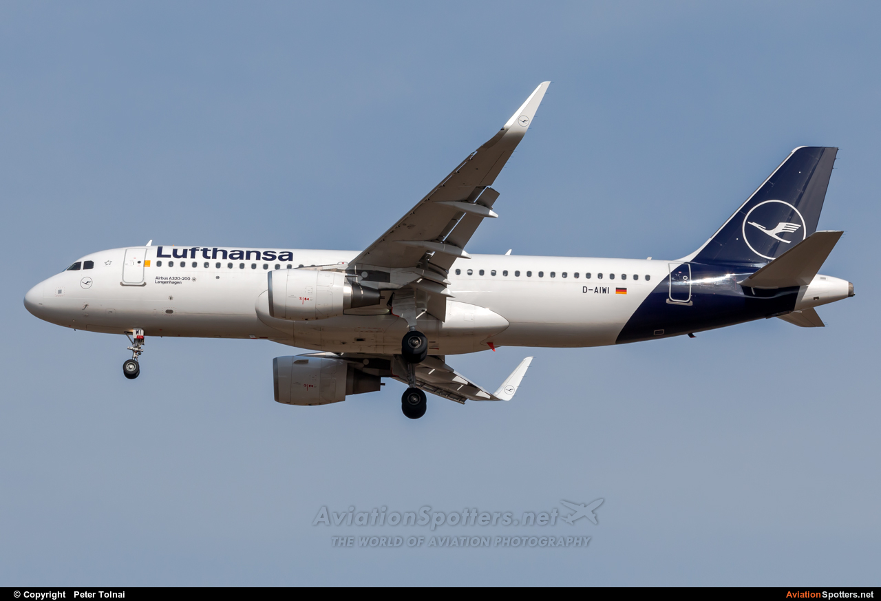 Lufthansa  -  A320-214  (D-AIWI) By Peter Tolnai (ptolnai)