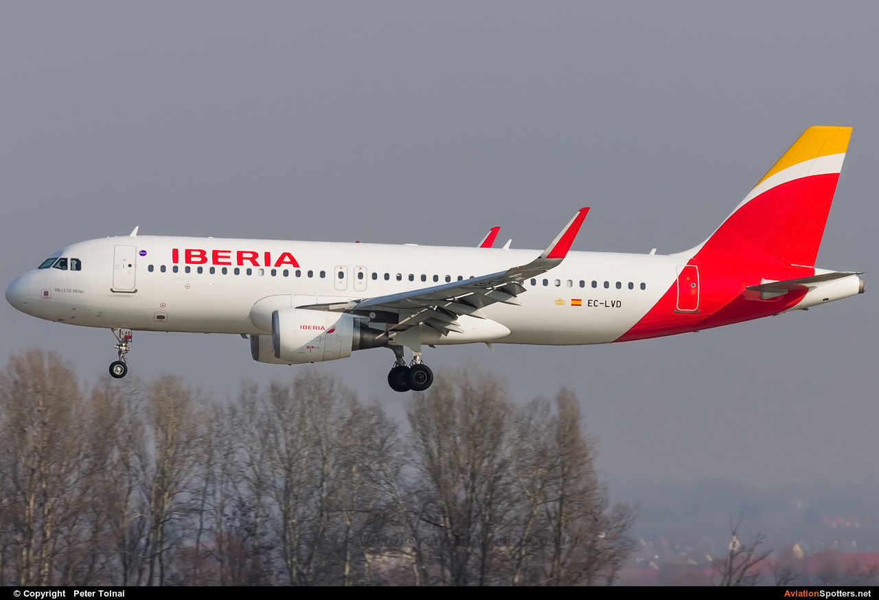 Iberia  -  A320-216  (EC-LVD) By Peter Tolnai (ptolnai)