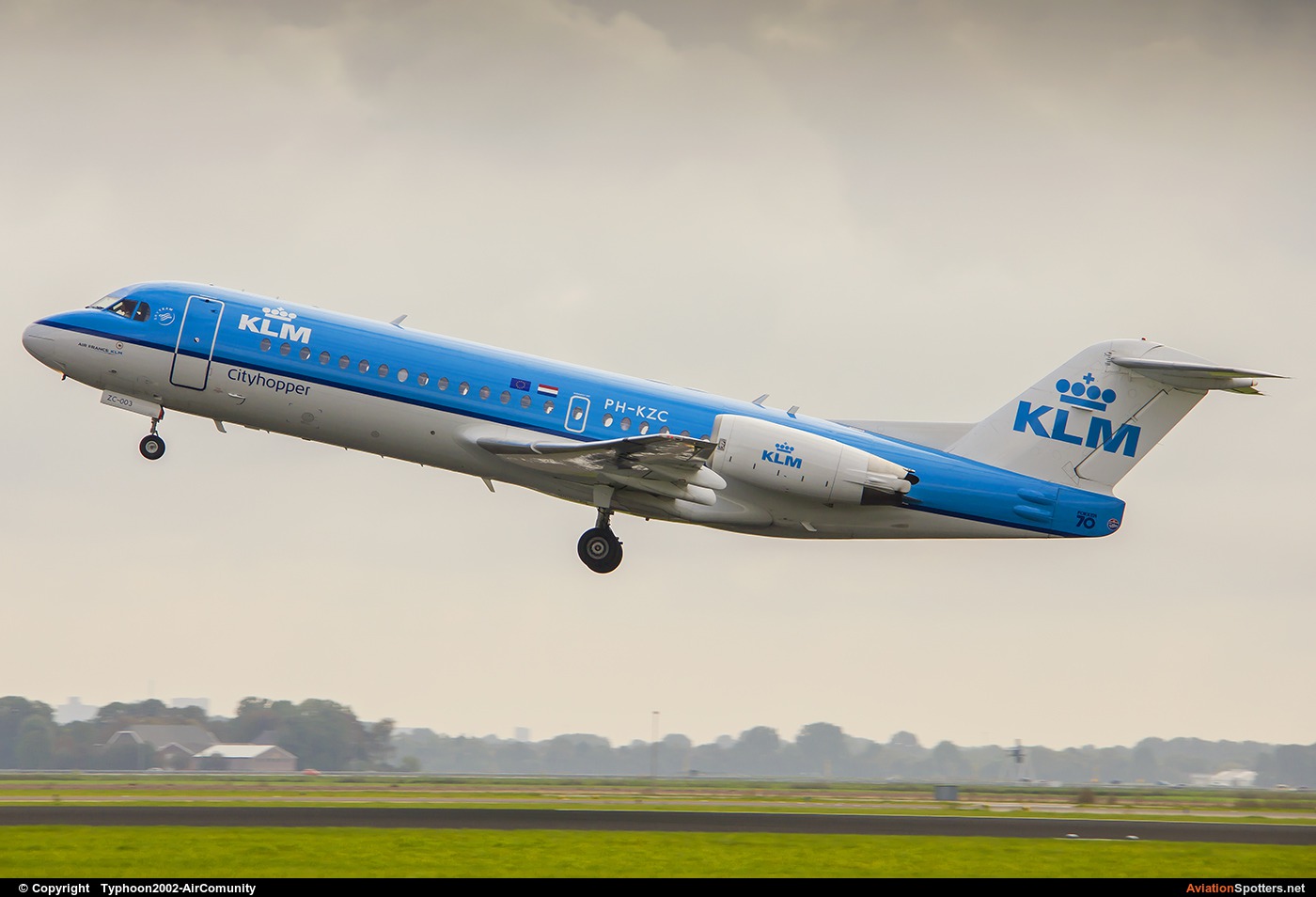 KLM Cityhopper  -  70  (PH-KZC) By Typhoon2002-AirComunity (AirComunity)