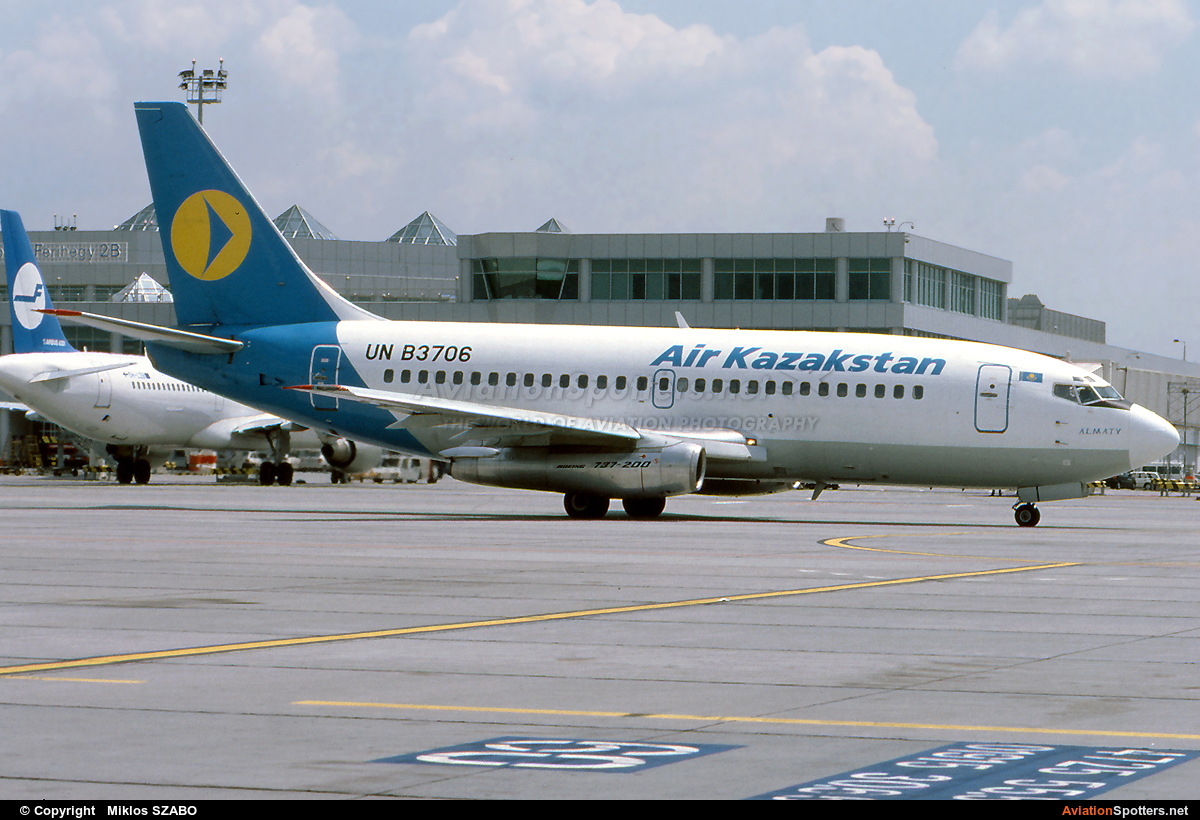 Air Kazakstan  -  737-200  (UN B3706) By Miklos SZABO (mehesz)
