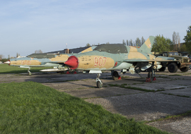 Mikoyan-Gurevich - MiG-21UM (907) - hadesdras91