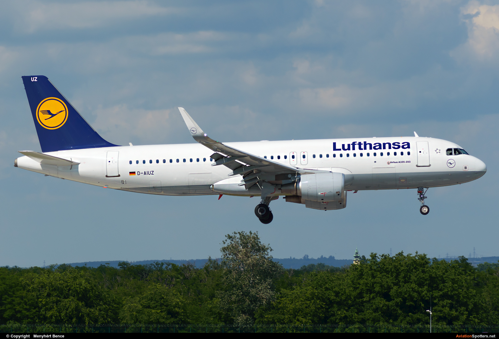 Lufthansa  -  A320-214  (D-AIUZ) By Menyhért Bence (hadesdras91)