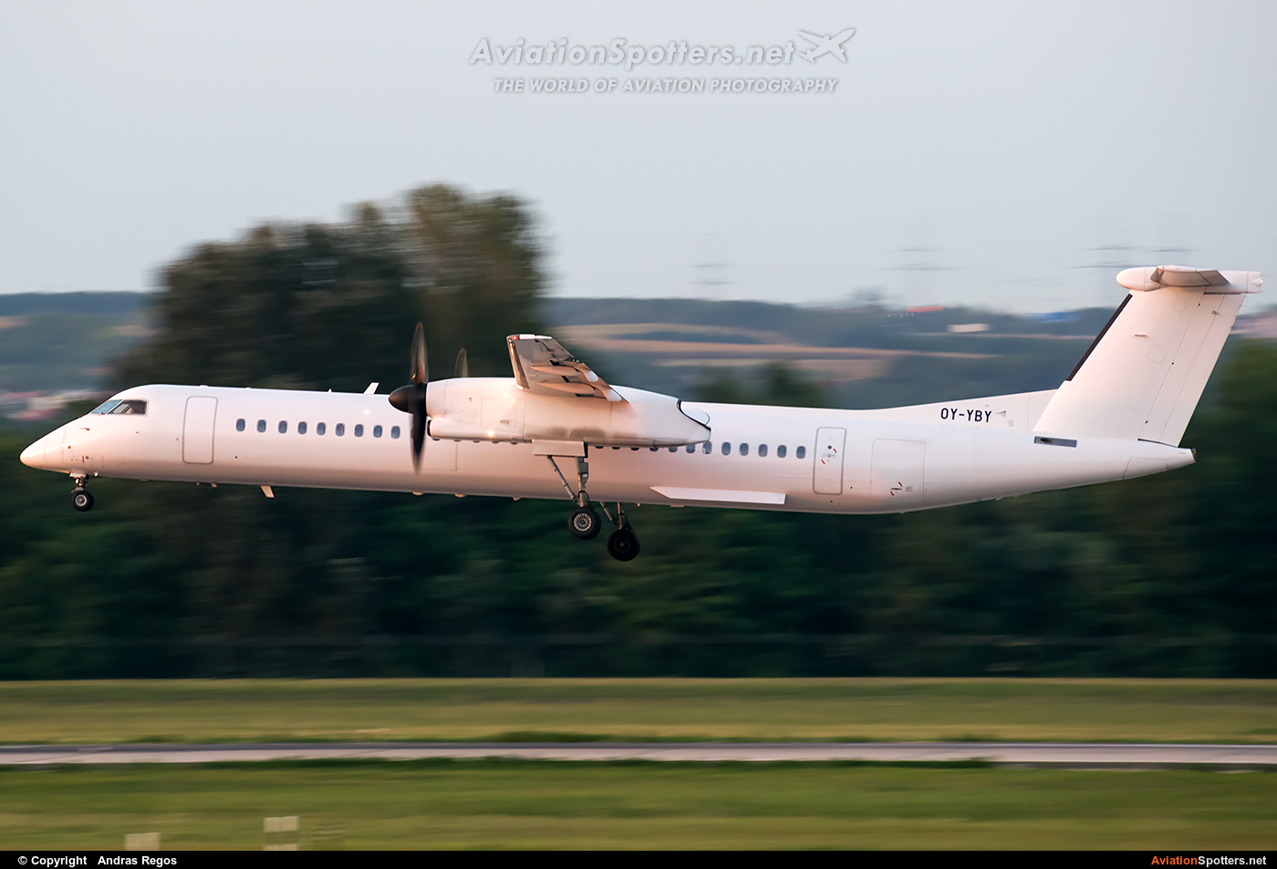 LOT - Polish Airlines  -  DHC-8-402Q Dash 8  (OY-YBY) By Andras Regos (regos)