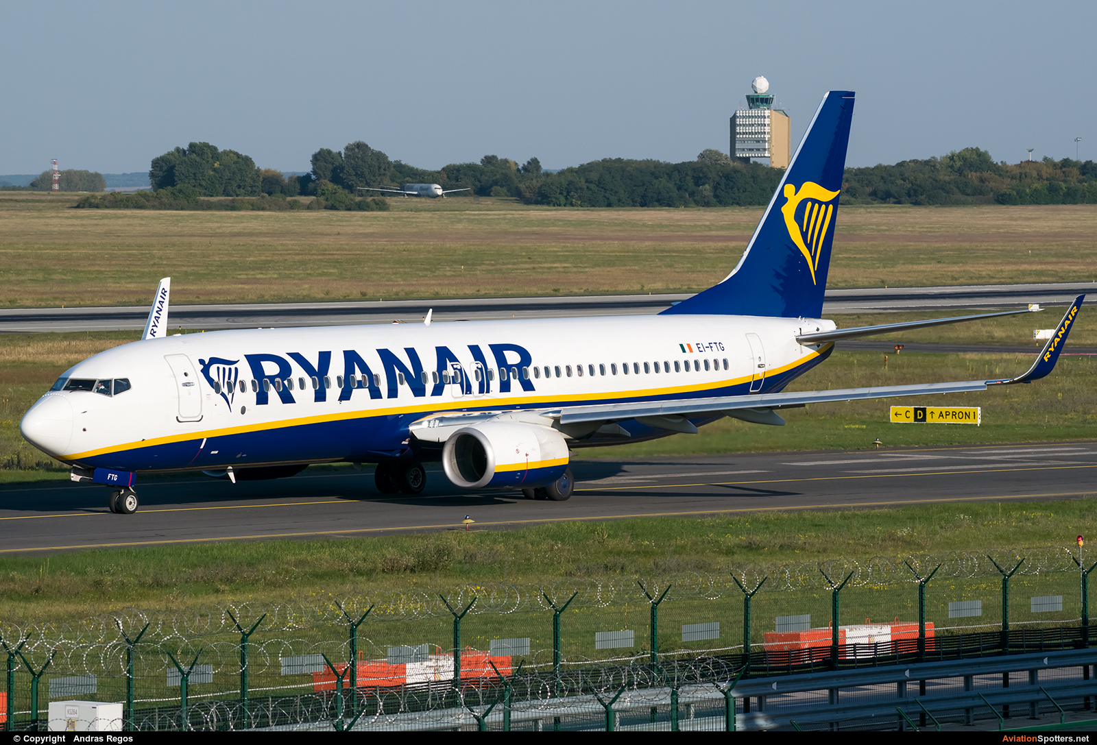 Ryanair  -  737-8AS  (EI-FTG) By Andras Regos (regos)