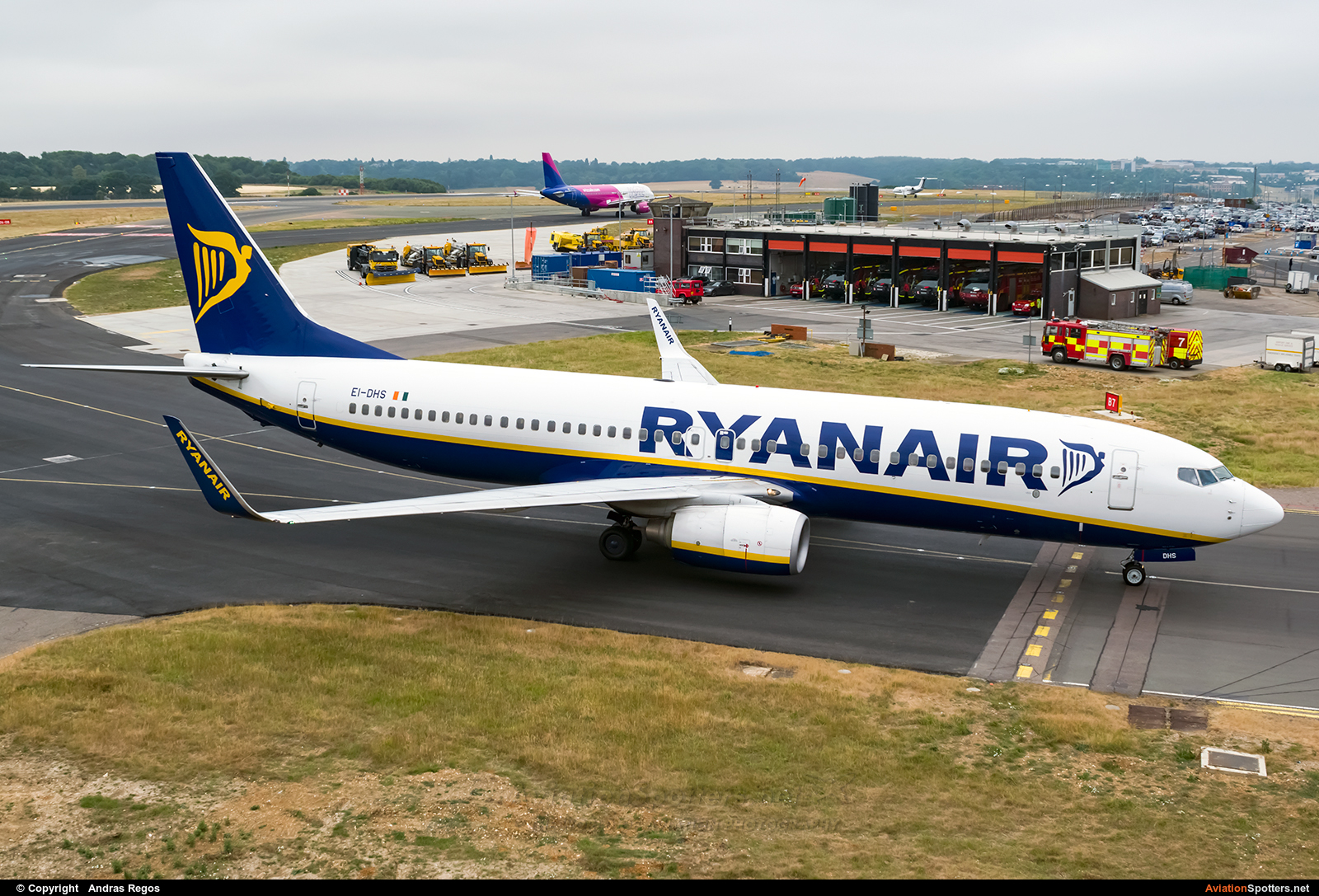 Ryanair  -  737-8AS  (EI-DHS) By Andras Regos (regos)