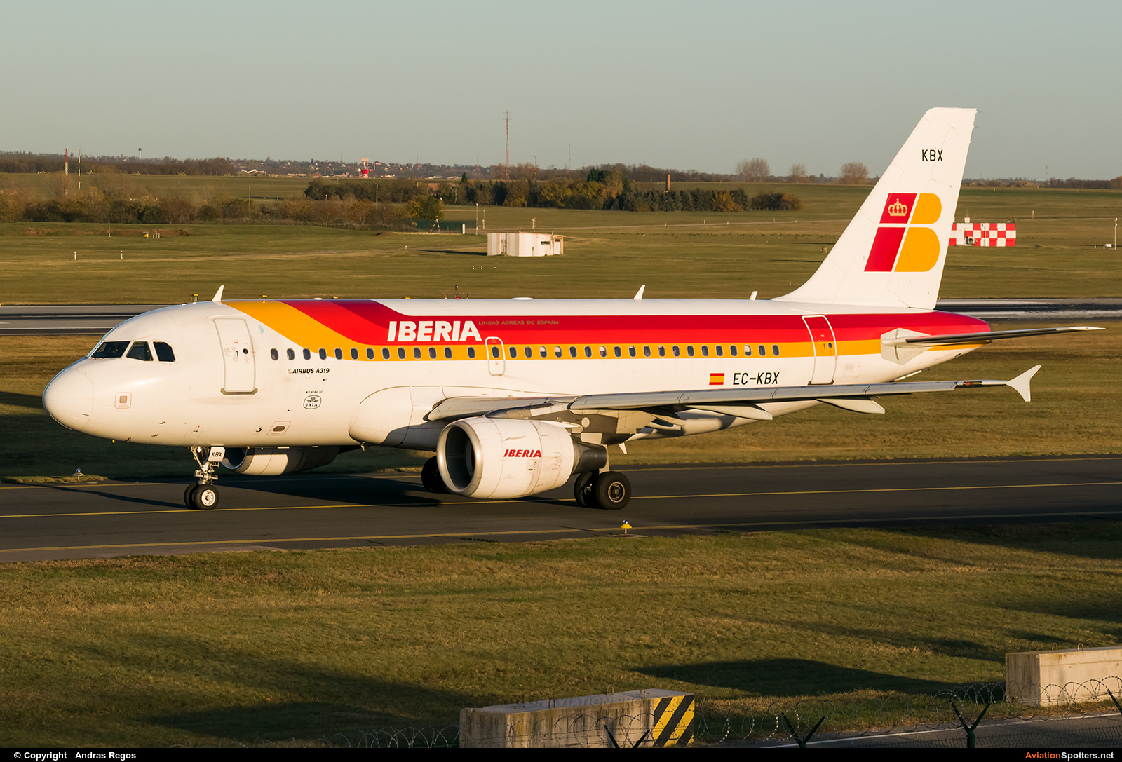 Iberia  -  A319-111  (EC-KBX) By Andras Regos (regos)