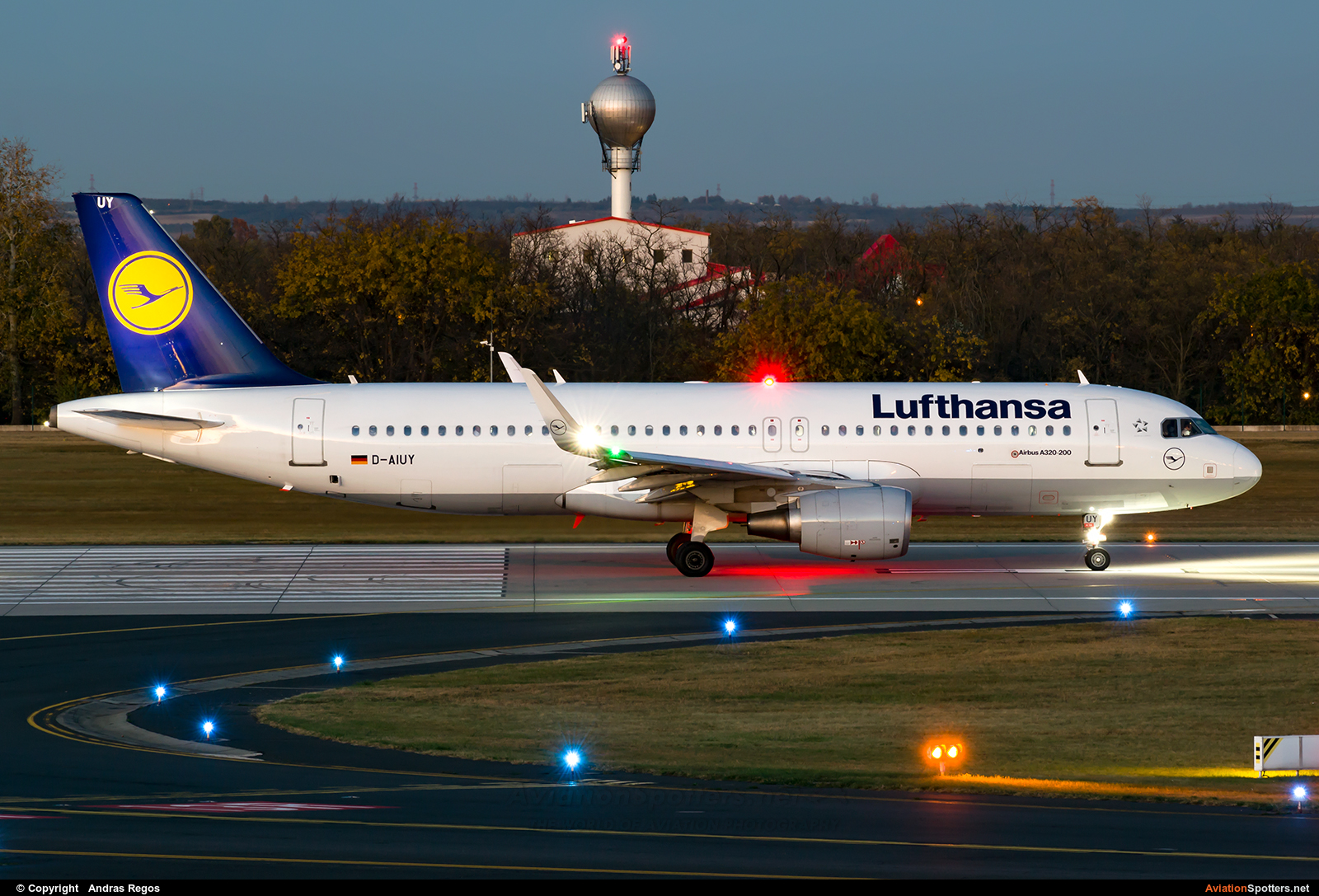 Lufthansa  -  A320-214  (D-AIUY) By Andras Regos (regos)