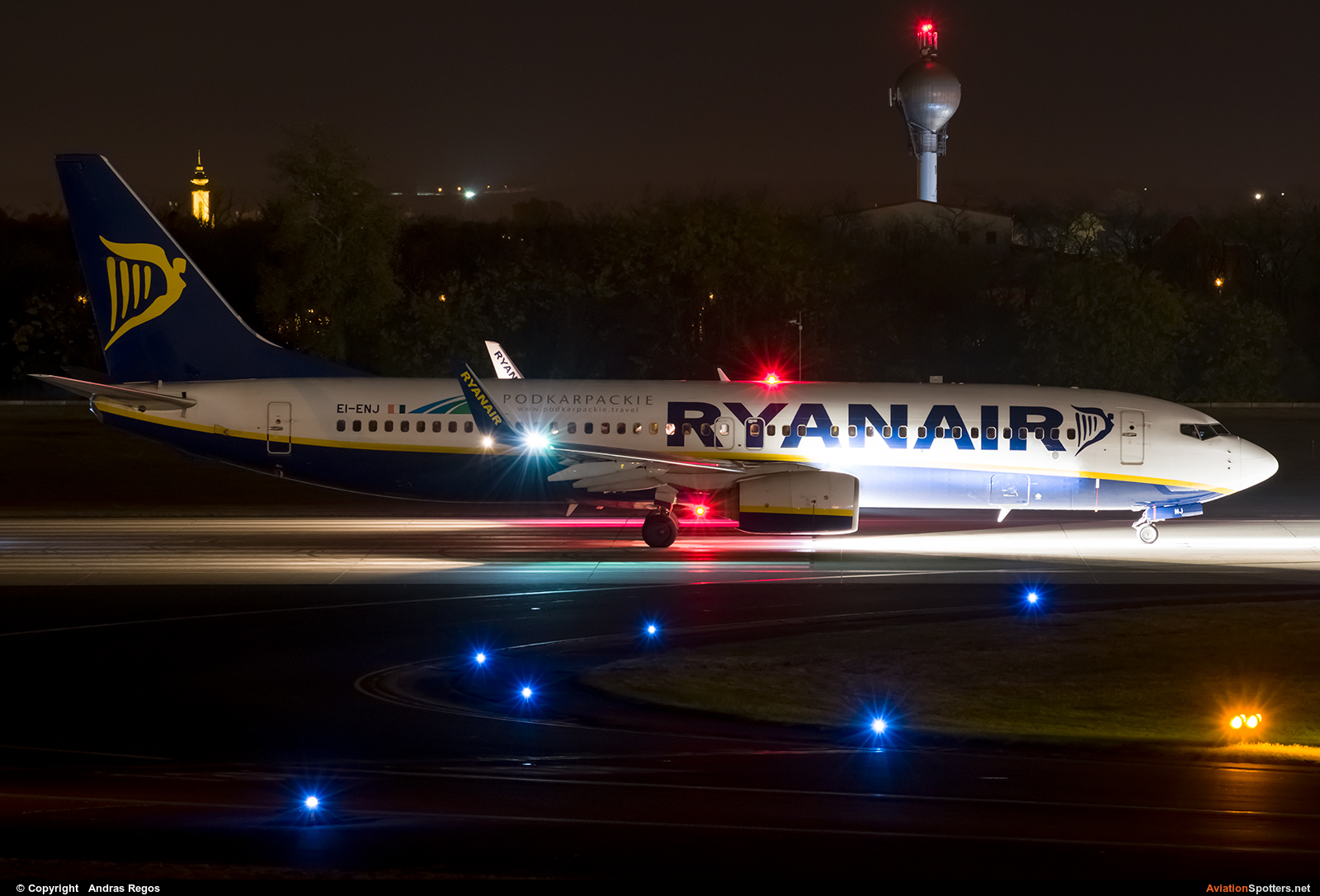 Ryanair  -  737-800  (EI-ENJ) By Andras Regos (regos)