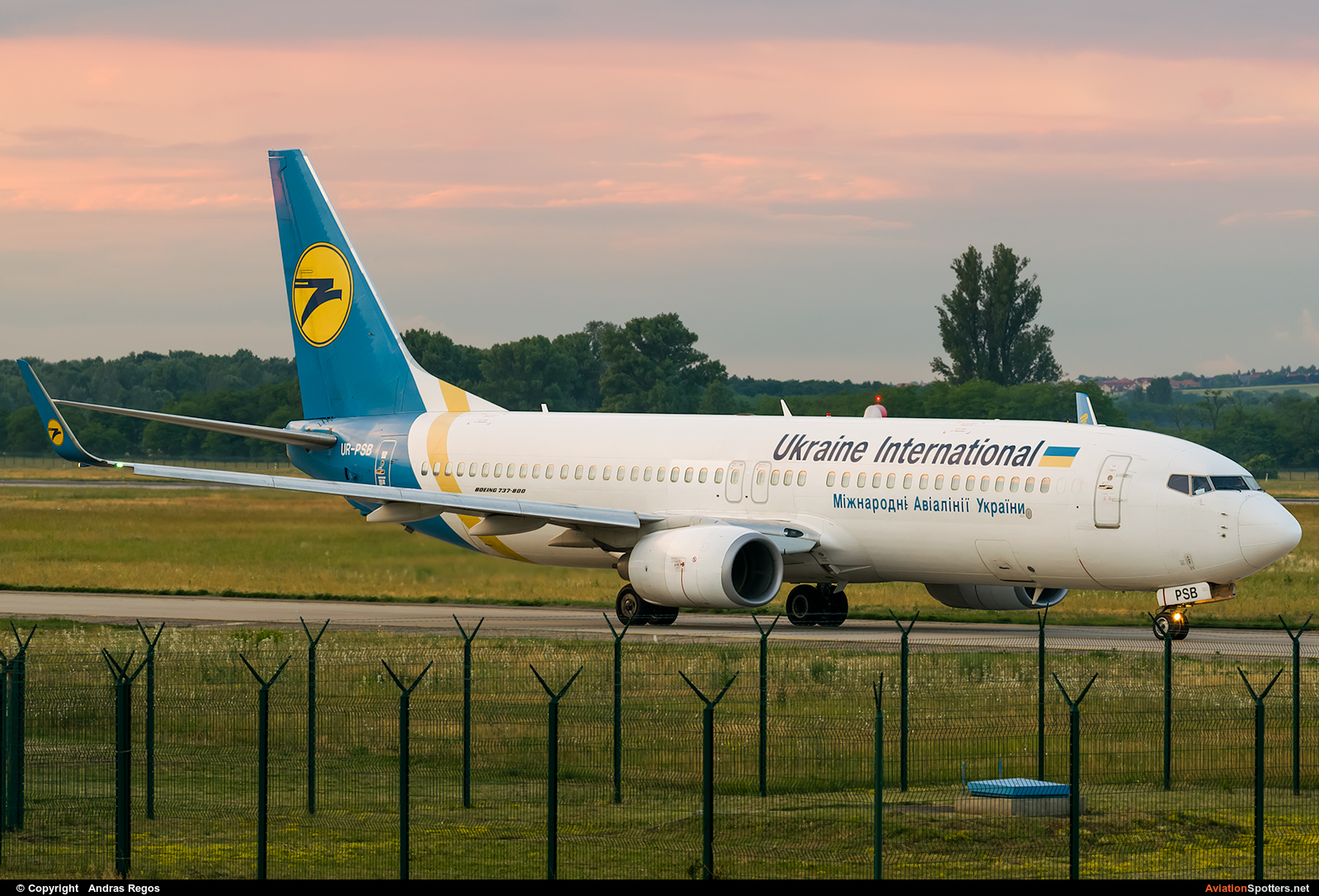 Ukraine International Airlines  -  737-800  (UR-PSB) By Andras Regos (regos)