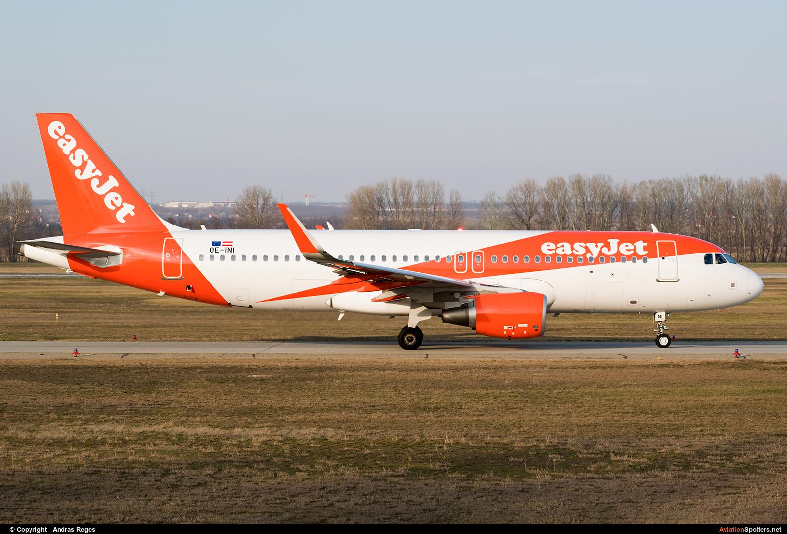 easyJet  -  A320-214  (OE-INI) By Andras Regos (regos)