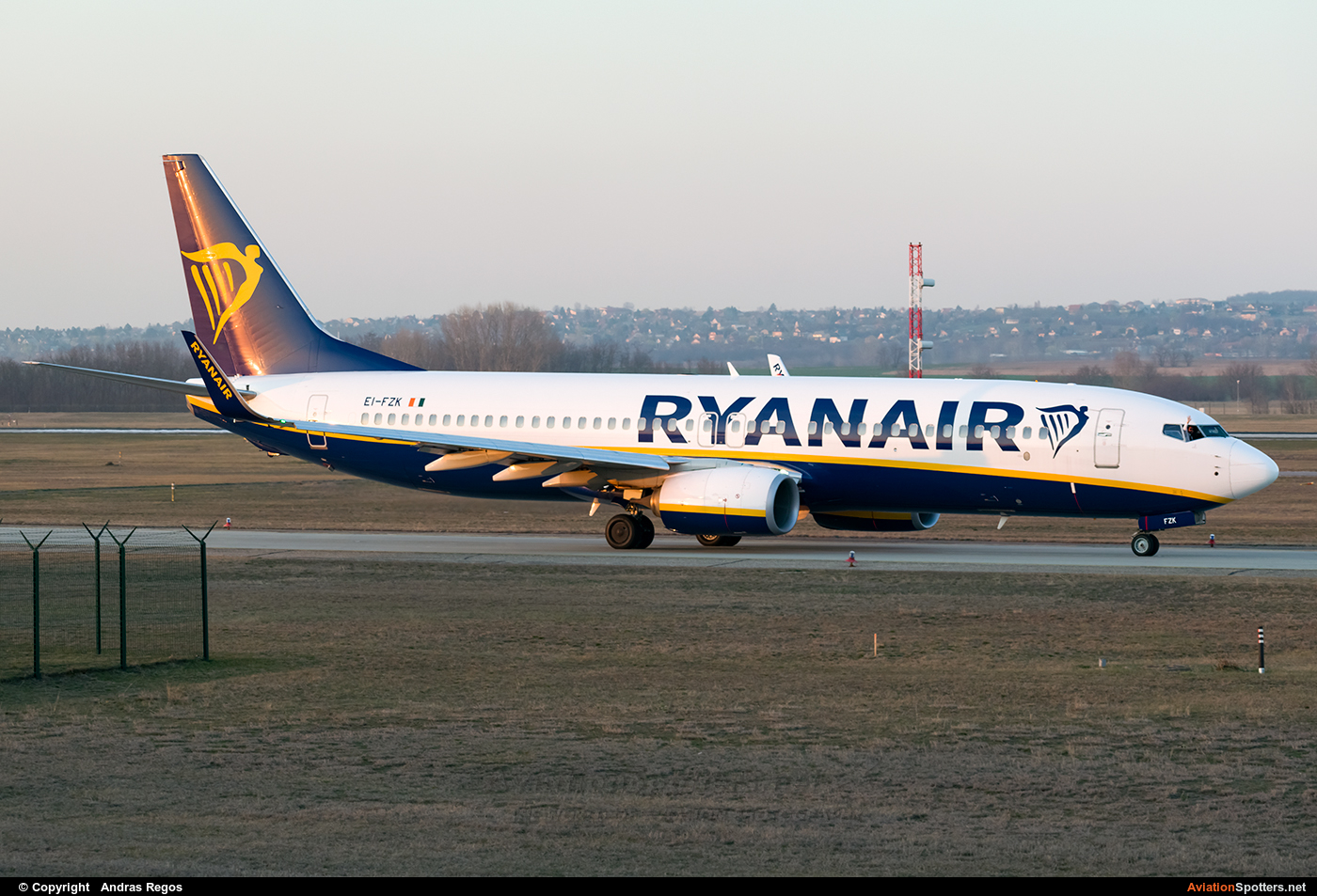 Ryanair  -  737-8AS  (EI-FZK) By Andras Regos (regos)