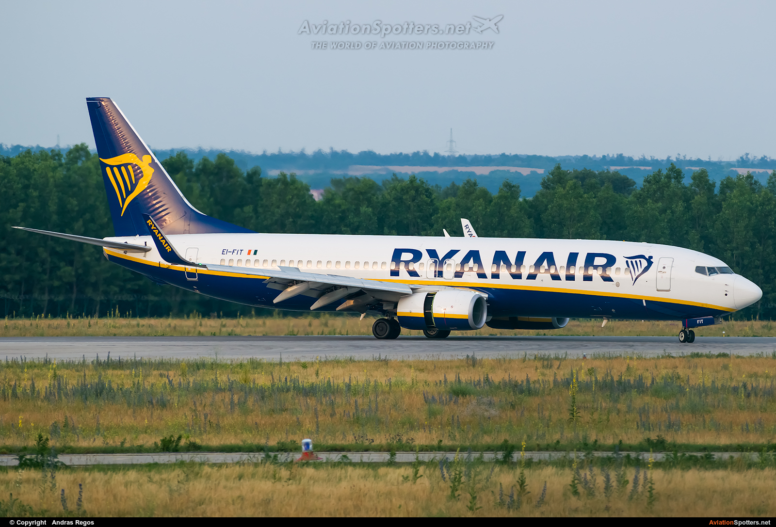 Ryanair  -  737-800  (EI-FIT) By Andras Regos (regos)