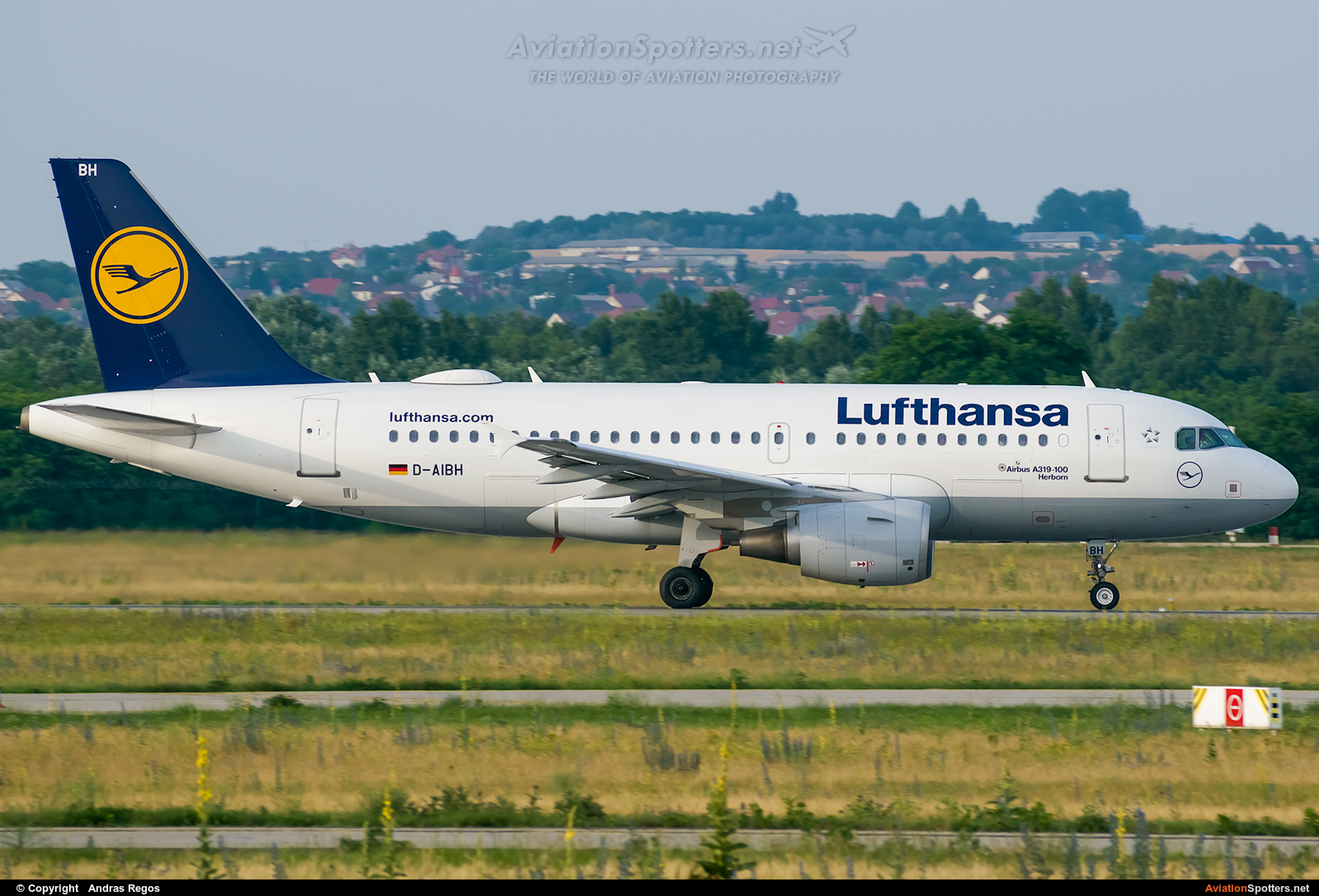 Lufthansa  -  A319-112  (D-AIBH) By Andras Regos (regos)