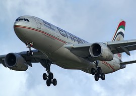 Airbus - A330-200 (A6-EYR) - toto1973