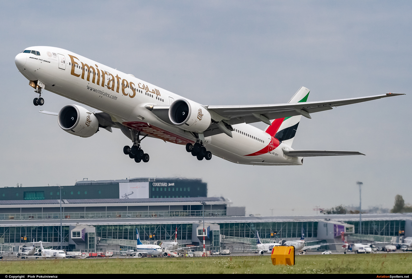 Emirates Airlines  -  777-300ER  (A6-EPT) By Piotr Pokulniewicz (Piciu)