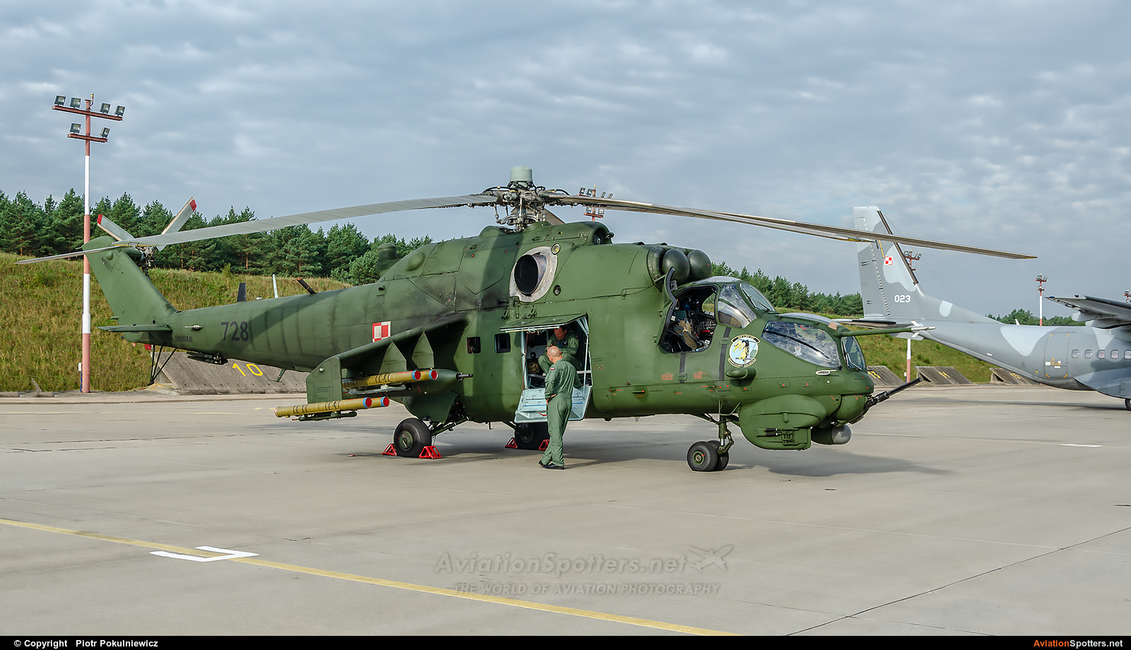 Poland - Air Force  -  Mi-24V  (728) By Piotr Pokulniewicz (Piciu)