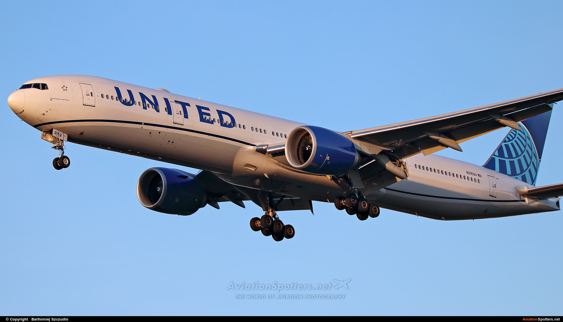 United Airlines  -  777-300ER  (N2352U) By Bartlomiej Szczudlo  (BartekSzczudlo)
