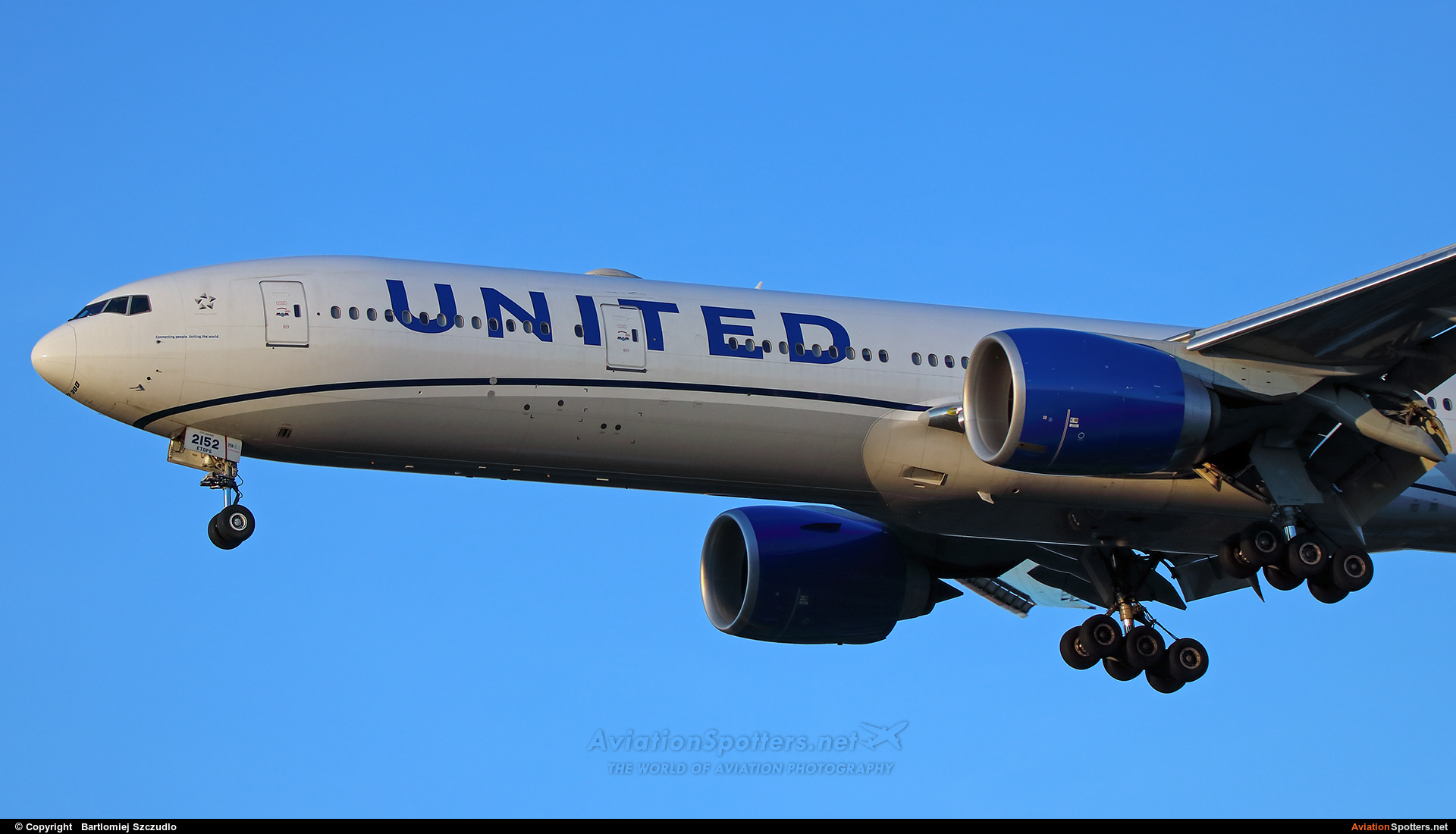 United Airlines  -  777-300ER  (N2352U) By Bartlomiej Szczudlo  (BartekSzczudlo)