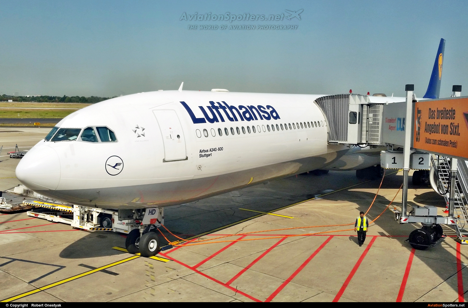 Lufthansa  -  A340-600  (D-AIHD) By Robert Onestyak (Robert.814)