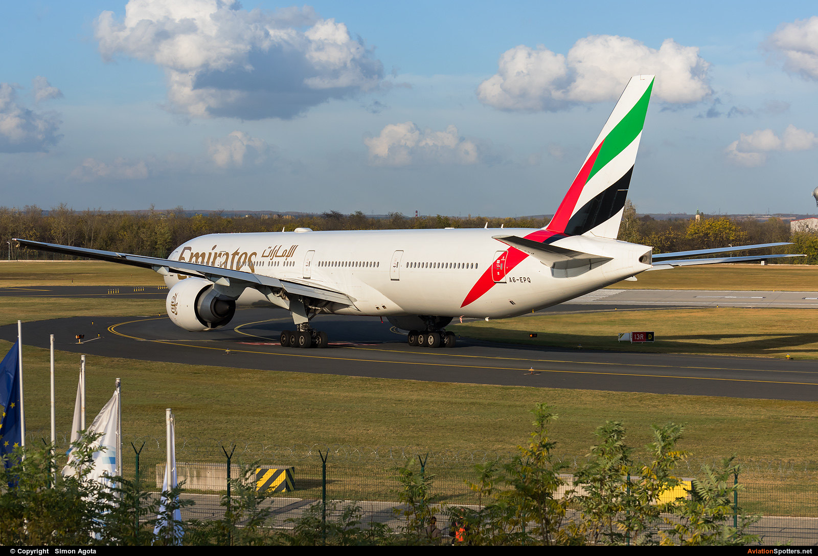 Emirates Airlines  -  777-300ER  (A6-EPQ) By Simon Agota (goti80)