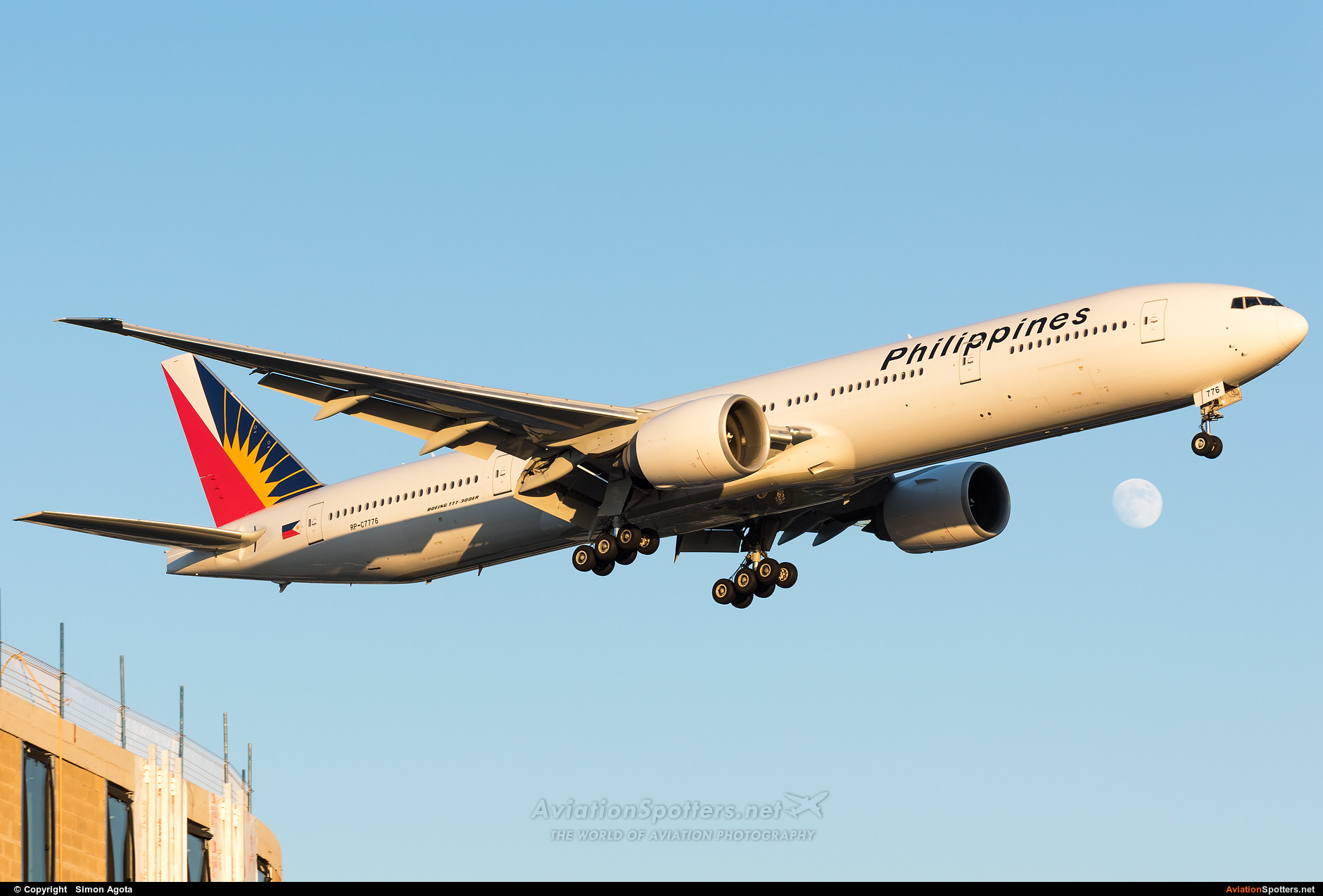 Philippine Airlines  -  777-300ER  (RP-C7776) By Simon Agota (goti80)