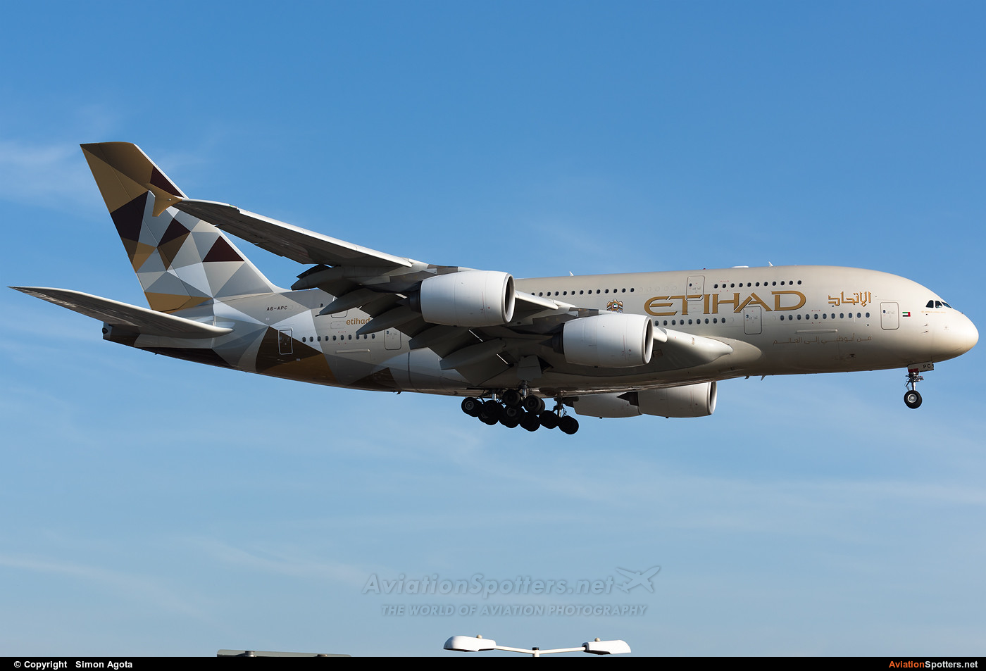 Etihad Airways  -  A380-861  (A6-APC) By Simon Agota (goti80)