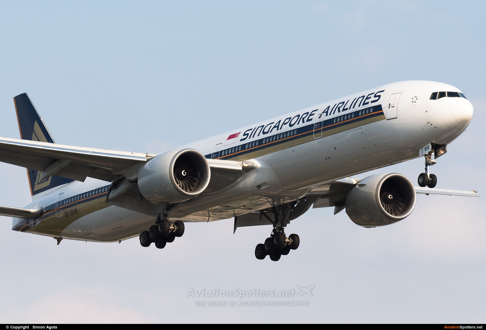 Singapore Airlines  -  777-300ER  (9V-SWB) By Simon Agota (goti80)