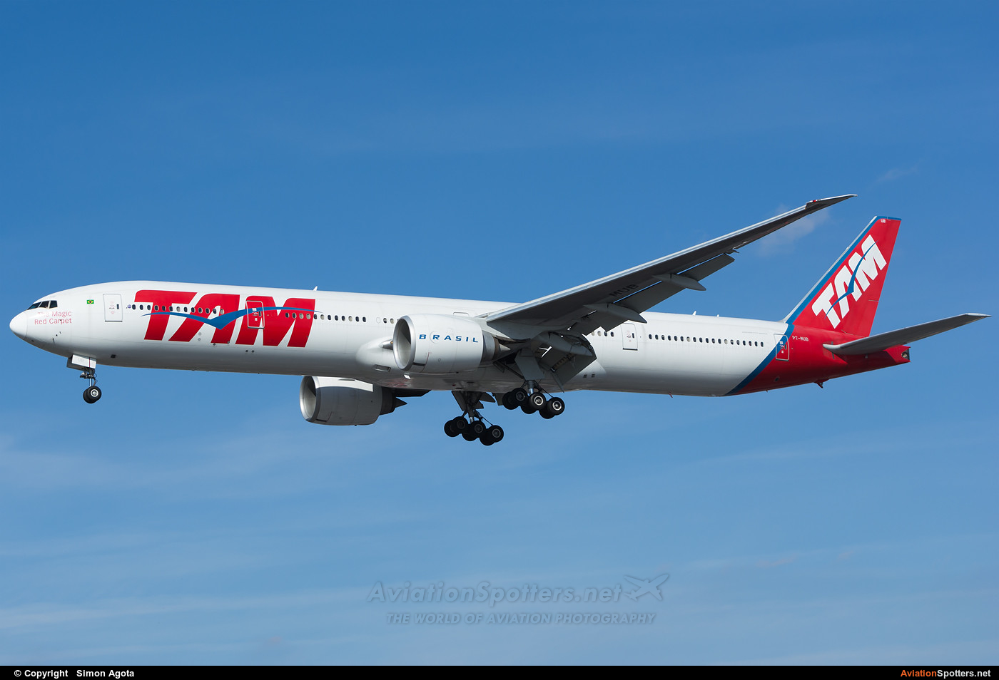 LATAM Airlines Chile  -  777-300ER  (PT-MUB) By Simon Agota (goti80)