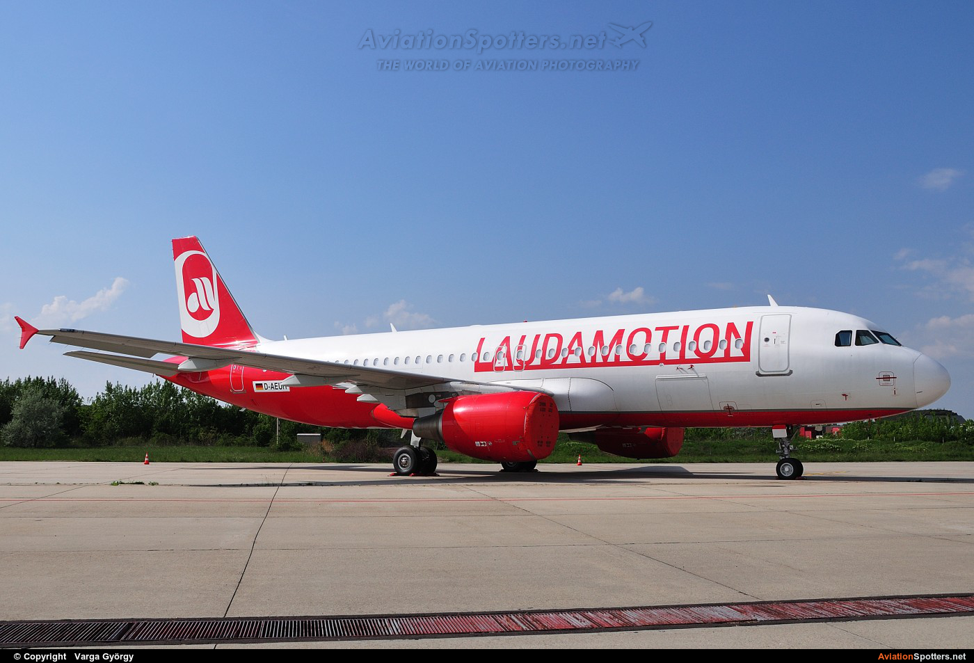 LaudaMotion GmbH  -  A320-214  (D-AEUH) By Varga György (vargagyuri)