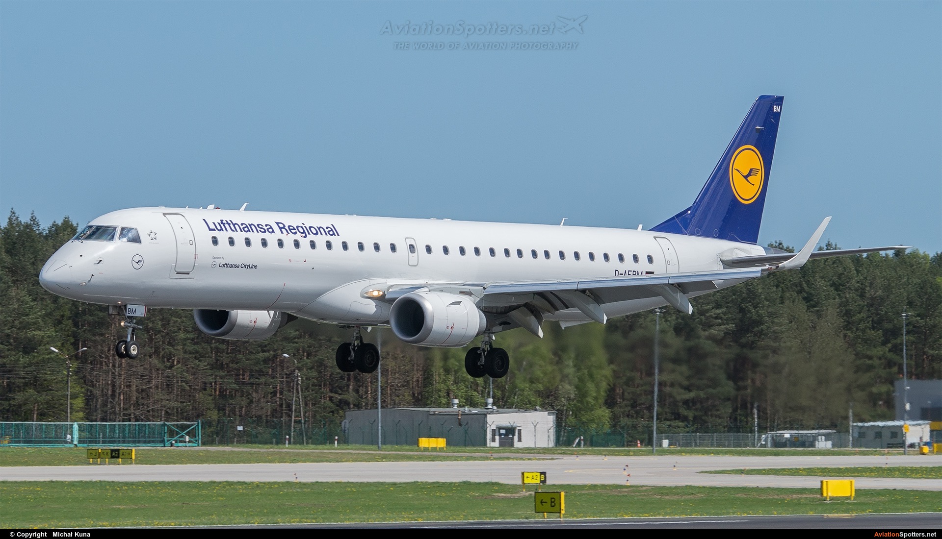 Lufthansa  -  195LR  (D-AEBM) By Michał Kuna (big)